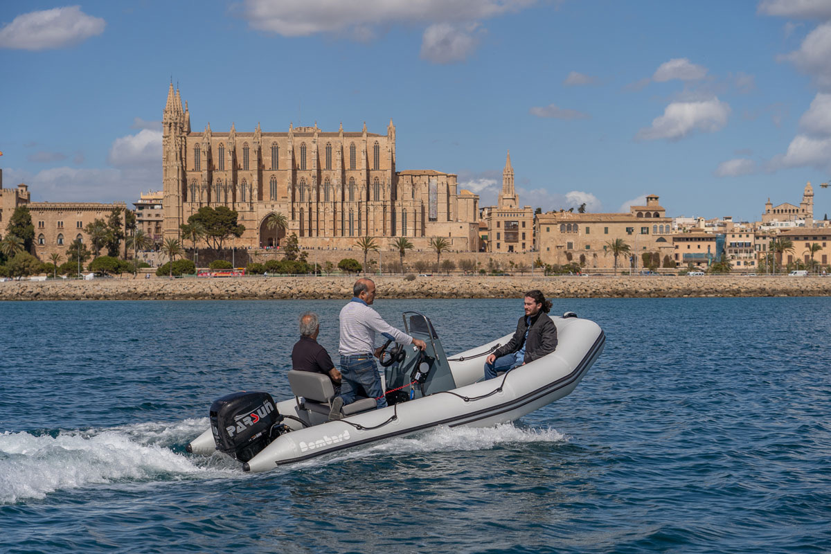 Embarcación neumática navegando frente a la Catedral de Palma de Mallorca
